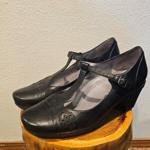 Abeo Renee Black Leather T-Strap Pumps Heels Floral Detail Womens 10 N Narrow